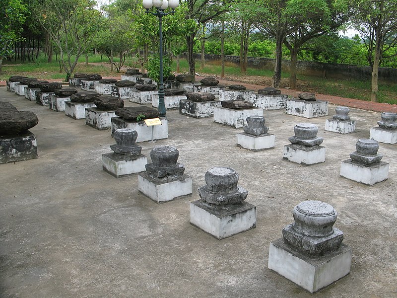 Chân cột đá thời nhà Trần trưng bày tại Đền An Sinh